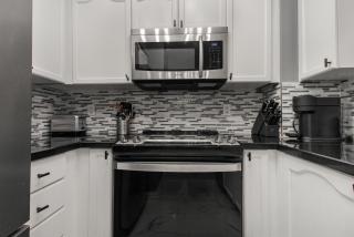 Luxury 1BR Plus Den Next to CN Tower - Free Parking & Waterfront Access - Toronto - 1