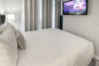 Luxury 1BR Plus Den Next to CN Tower - Free Parking & Waterfront Access - 6