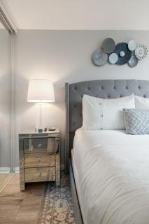 Luxury 1BR Plus Den Next to CN Tower - Free Parking & Waterfront Access - 4