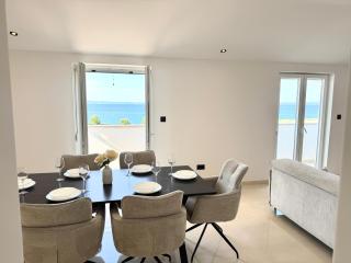 Diora Luxe Top-Floor Seafront Apartment with Jacuzzi & Panoramic Sea View - 4