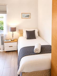 East London Home|Parking|Garden & Self Check-In - 9