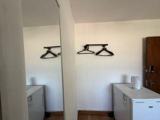F4 Modern Double Room (Sandycroft Guest House) - 2