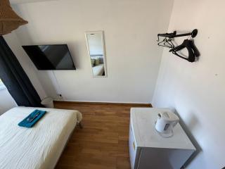 F4 Modern Double Room (Sandycroft Guest House) - 1