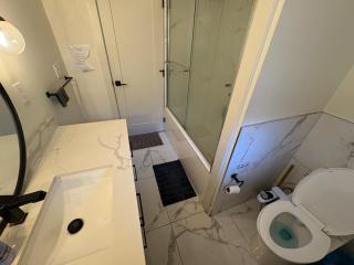 Downtown Vancouver Modern Apartment - Walk to BC Stadium, Skytrain- Free Parking - 3