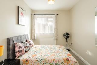 The Cozy Two beds, FREE parking, SKY - 1