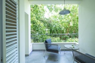 Eclectic Dreams Rabin Square Apt - 8