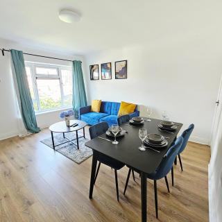 Modern Contractor & Family Friendly 2-Bed Flat - 7