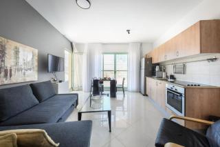 Mamad Elegant Sea-View Apt w Mamad by Sea N Rent - 0