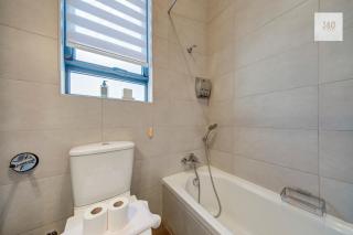 Modern 2BR Penthouse with Rooftop Terrace & BBQ - 1