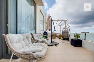 Modern 2BR Penthouse with Rooftop Terrace & BBQ - 0