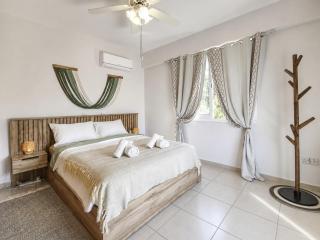 Olive Retreat - 1 BDR - Pool, Balcony, Parking - 1