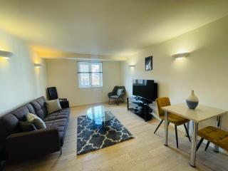 Travaal.©om - 2 Bed Serviced Apartment Farnborough - 5