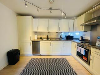 Travaal.©om - 2 Bed Serviced Apartment Farnborough - 7