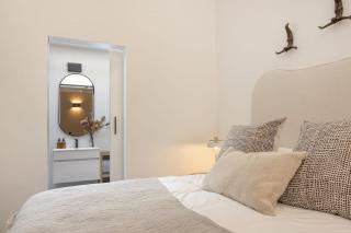 Champagne Apartment by Back In Town - Hermanus Rentals - 3