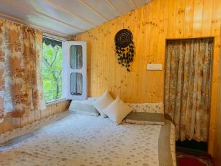 Cozy Himalayan Stay in Scenic Sainj Valley - 9