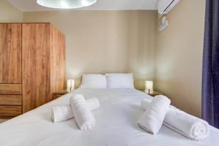 Modern Central 3-Bedroom Apartment with Balcony, WiFi & AC - 6