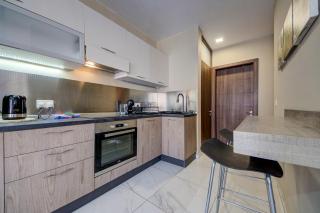 Modern Central 3-Bedroom Apartment with Balcony, WiFi & AC - 9