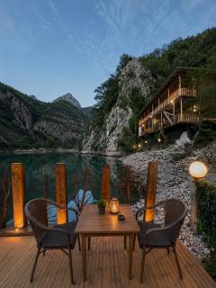 Te Panorama, Komani Lake - 0