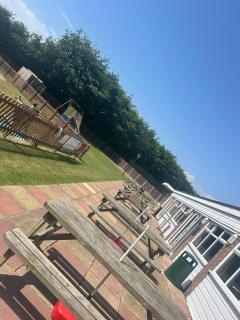 Renovated Broads Chalet, Pool and Clubhouse - 6