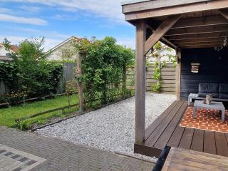 Ruim vakantiehuis met terras en overkapping in Stavenisse - 6