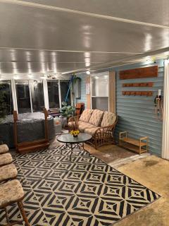 Modern Comfort Quiet, Clean & Central Hot Tub! - 8
