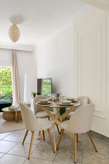 Stylish Apartment Near Seafront and Metro with Balcony - 8