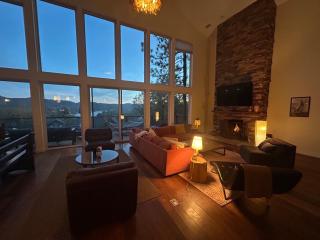 Modern 6 bedroom retreat, stunning lake views, close to village! - 4