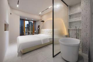 J&H Invis High Rise Panoramic Art Hotel - 2