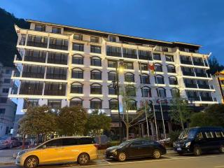 Sky WAY Hotel-At the East gate of Zhangjiajie National Forest Park,Smart control for the entire home,English Butler, Free Luggage Storage, Tour Plan -reserve tickets for various scenic spots-Self-Service Laundry,Delicious breakfast - 4