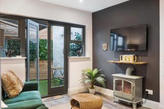 York City Escape Near Station Family & Couples Stay - 3