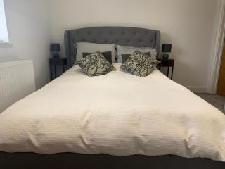 5 bedrooms, free parking, EV charger, 4 bathrooms - 2