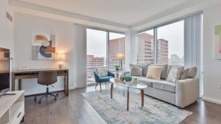 Walk to Restaurants & Modern Apt - 9