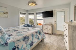 Waterfront PNW Escape w/ Deck & Beach Access! - 4