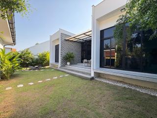 Noir Blanc Modern Villa - 7