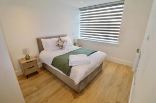 Chertsey Modern 2-Bed Flat with Parking - 8