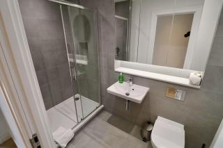 Chertsey Modern 2-Bed Flat with Parking - 7