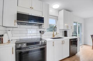 Sunny Shores Getaway 3BR2bApool - 6
