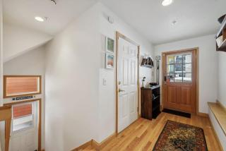 Cozy Hillside Cottage Overlooking Main Street - 8