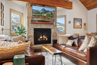 Cozy Hillside Cottage Overlooking Main Street - 4