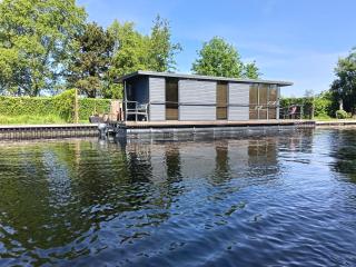 Houseboat Enjoy with 200m Private Garden on the Lake - 0