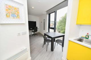 Bright & Contemporary Studio in Sheffield w WiFi - 9