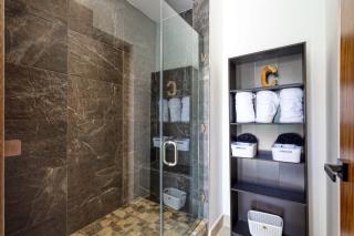 Modern studio with rooftop lounge, pools, gym, pickleball & Netflix access - 3