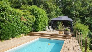 Chalet avec piscine dans un cadre verdoyant - 1