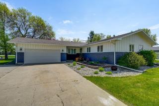 Spacious Home: Private Deck | 4 Mi to Dtwn Fargo - 8