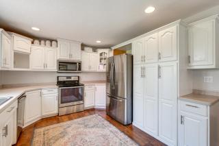 Spacious Home: Private Deck | 4 Mi to Dtwn Fargo - 2