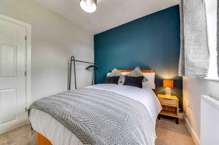 Barnsley Stay, Work Trips, Contractors, Sleeps 7 & Parking - 8