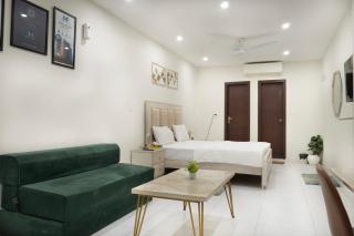Modern Studio Apartment with Free Parking in B-17 - 0
