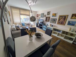 Cozy Artistic Apartment - Metro & Free Parking - 8