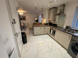 Stylish 3BR House Garden, Parking & Self Check-In - 8