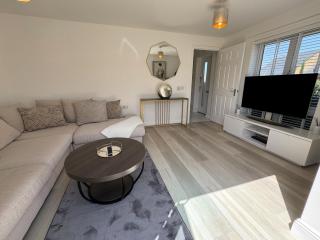 Stylish 3BR House Garden, Parking & Self Check-In - 1